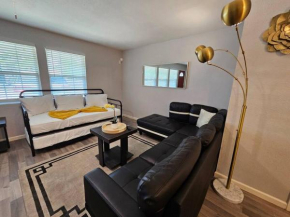 New Houston Home! Sleeps 10-12, Near Downtown, 4 Car Parking